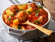 Рецепта Кюфтета по чирпански с картофи и чушки на фурна (яхния) с доматен сос